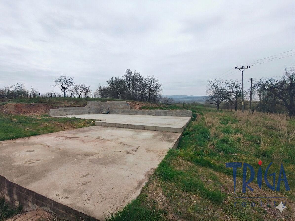 Říkov - Stavební pozemek se základovou deskou