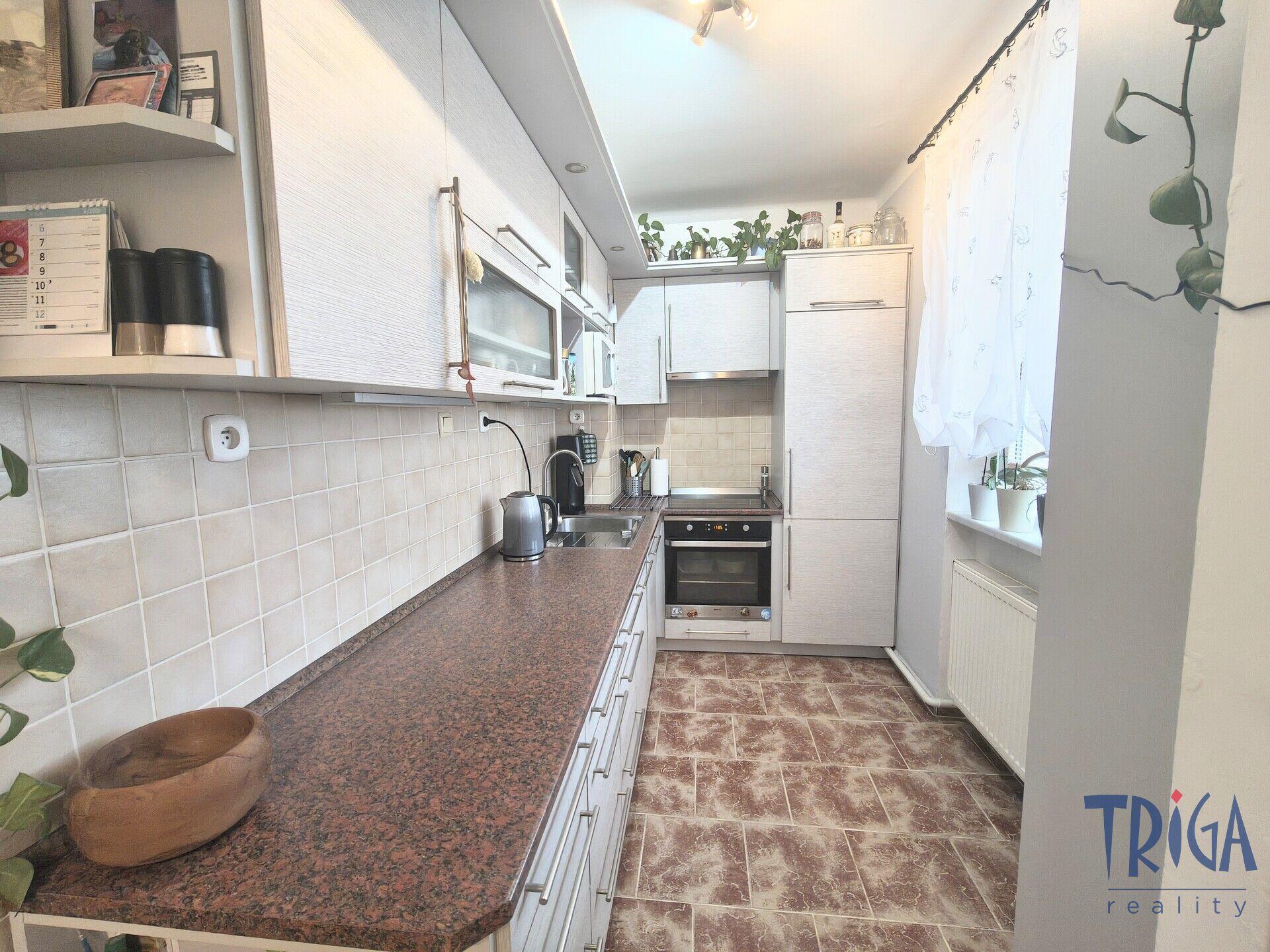 Králova Lhota - Prodej bytu 3+1 s garáží, zastřešeným stáním na auto a zahrádkou