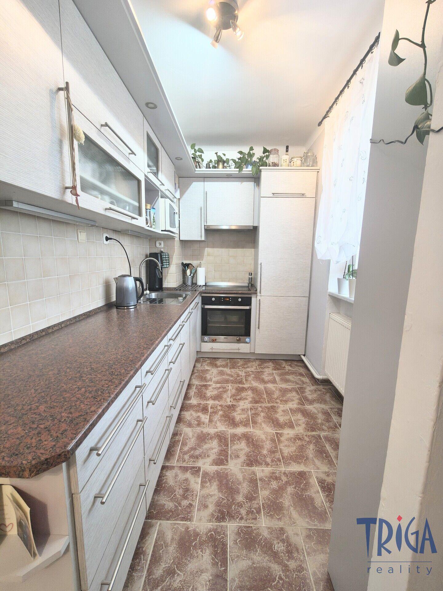 Králova Lhota - Prodej bytu 3+1 s garáží, zastřešeným stáním na auto a zahrádkou