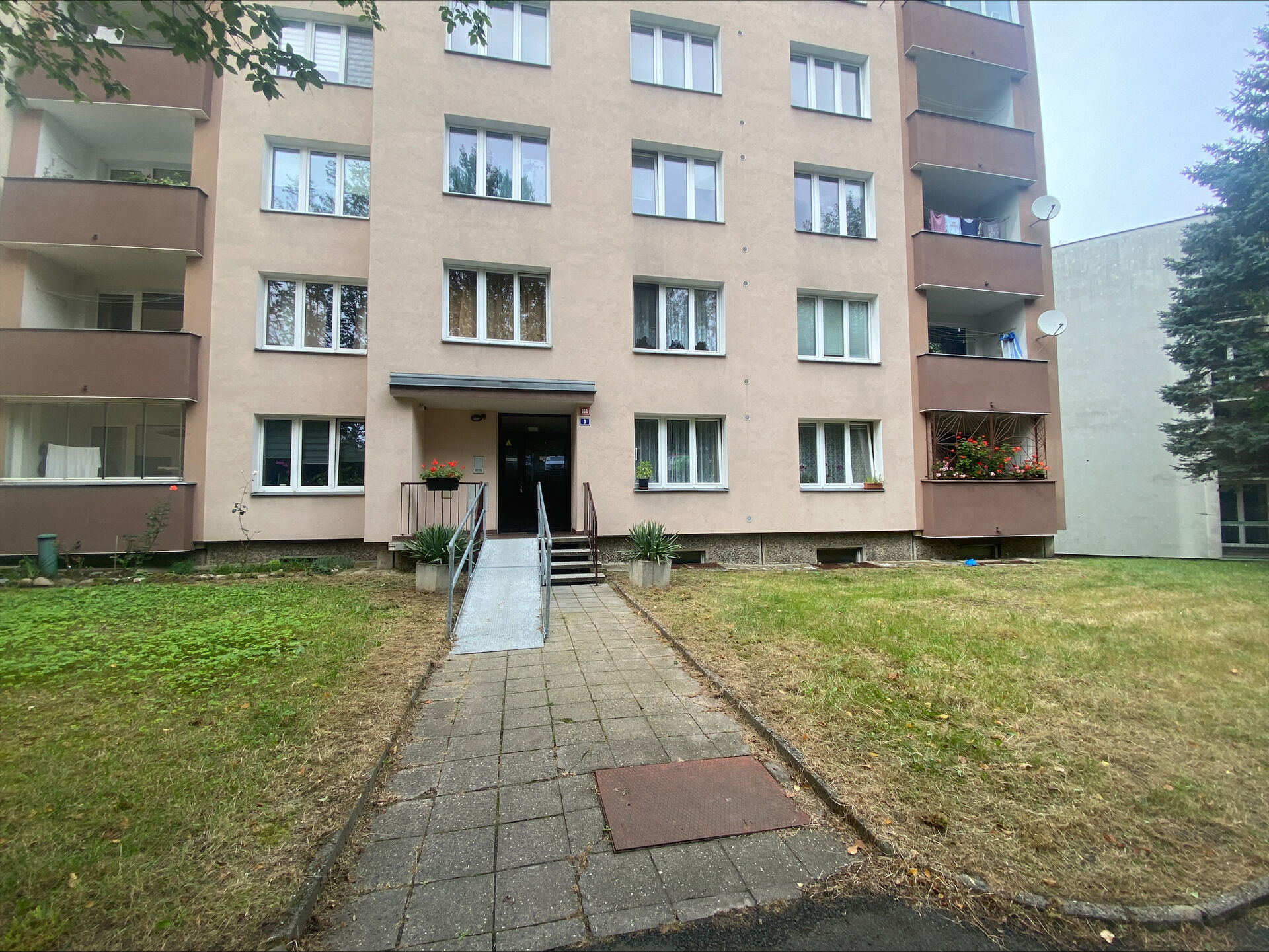 Prodej bytu 3+1, 90 m2 s lodžií v panelovém domě, Severní ul. Karlovy Vary