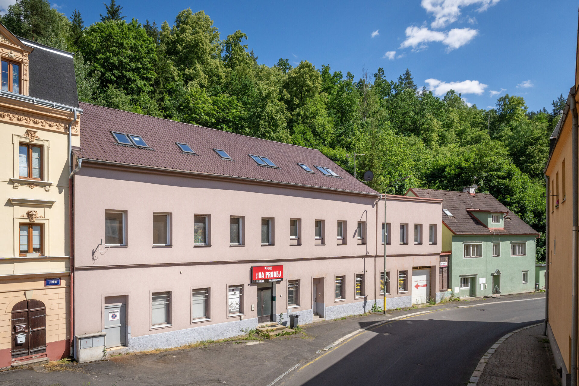 Prodej polyfunkčního domu o ploše 750 m2 a pozemkem 1400m2, Karlovy Vary- Březová