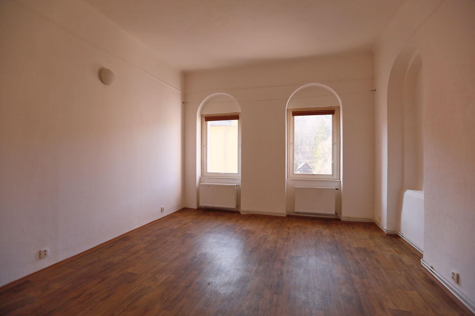 Prodej polyfunkčního domu o ploše 750 m2, pozemek 1400 m2, Karlovy Vary - Březová