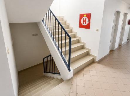 schodiště | Pronájem - kanceláře, 57 m²