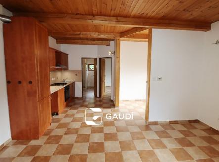 obývací pokoj s kuchyní a vstupní prostorou, vzadu koupelna, vpravo pokoj | Pronájem - dům/vila, 60 m²