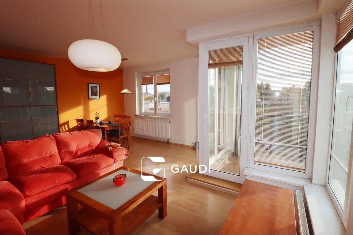 obývací pokoj s balkonem