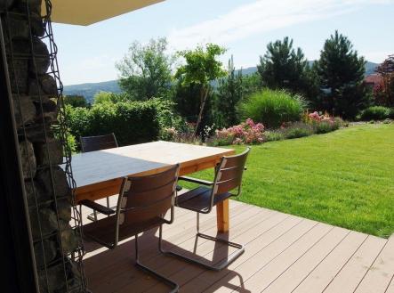 venkovní posezení s výhledem.jpg | Pronájem - dům/vila, 260 m²