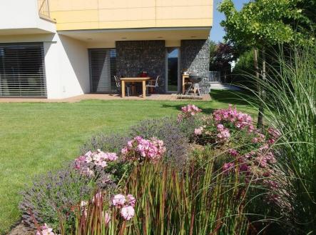 posezení na terase.jpg | Pronájem - dům/vila, 260 m²