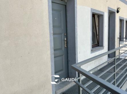 přístup ke vstupnímu schodišti | Pronájem bytu, 2+1, 53 m²