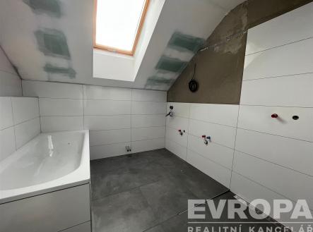 vana s světlík, stěna dlaždic, přirozené světlo, vana, a kachličková podlaha | Prodej - dům/vila, 167 m²