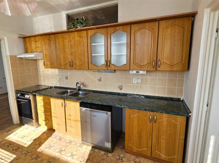 kuchyně s klejující skříňky, sporák, backsplash, myčka, a dřez | Prodej bytu, 3+1, 72 m²