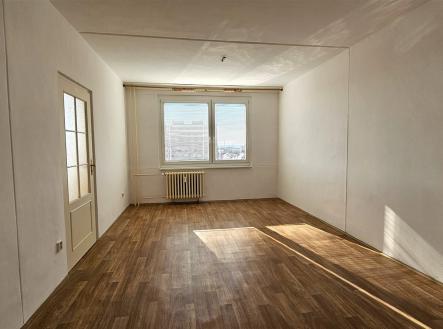 prázdná místnost s dřevěná podlaha, přirozené světlo, a radiátor | Prodej bytu, 3+1, 72 m²