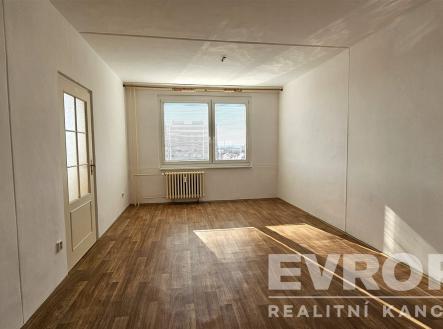 prázdná místnost s dřevěná podlaha, přirozené světlo, a radiátor | Prodej bytu, 3+1, 72 m²