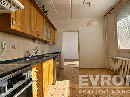 kuchyně s radiátor, skleněné vložky, digestoř, kachličková podlaha, a sporák | Prodej bytu, 3+1, 72 m²
