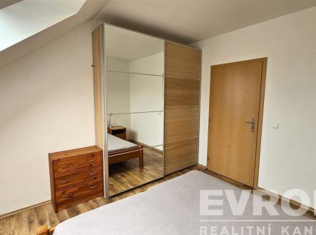 pokoj / ložnice s klenutý strop a dřevěná podlaha | Prodej bytu, 2+1, 61 m²
