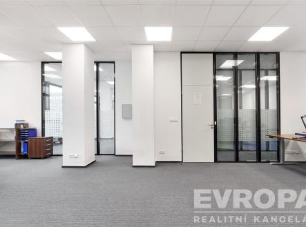 Pracovní kancelář s moderními skleněnými příčkami, šedým kobercem a vestavěným úložným prostorem, ideální pro kreativní týmy. | Pronájem - kanceláře, 272 m²