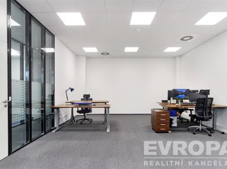 Kancelářský prostor s moderním kobercem, prosklenými příčkami a světlým interiérem, ideální pro obchodní účely | Pronájem - kanceláře, 272 m²