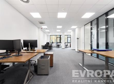 Komerční kancelářský prostor s moderním designem, skleněné příčky, koberce a velkými okny, ideální pro flexibilní pracovní prostředí. | Pronájem - kanceláře, 272 m²