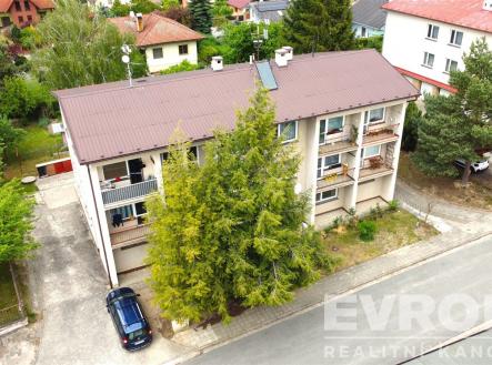 Třípatrový bytový dům s prostornými balkony, rekonstruovaná fasáda, klidná rezidenční oblast, obklopený zelení a zahradami. | Prodej bytu, 2+1, 53 m²
