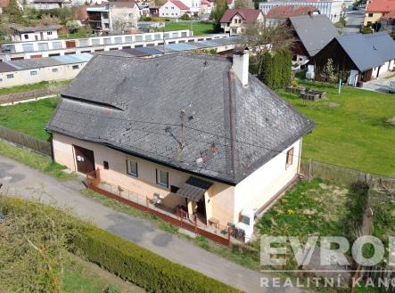 Starší rodinný dům s šikmou střechou, omítkou a zahradou v poklidném venkovském prostředí. | Prodej - dům/vila, 105 m²