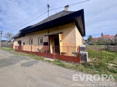 Tradiční venkovský dům s dřevěnou střechou, oplocený dvorek, klidná lokalita, ideální pro rekonstrukci a venkovské bydlení. | Prodej - dům/vila, 105 m²