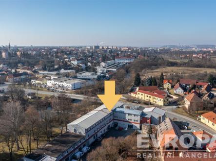 Průmyslová budova s moderní fasádou, nachází se v městské zástavbě, vhodná pro komerční účely, s možností parkování ve dvoře. | Pronájem - skladovací prostor, 985 m²