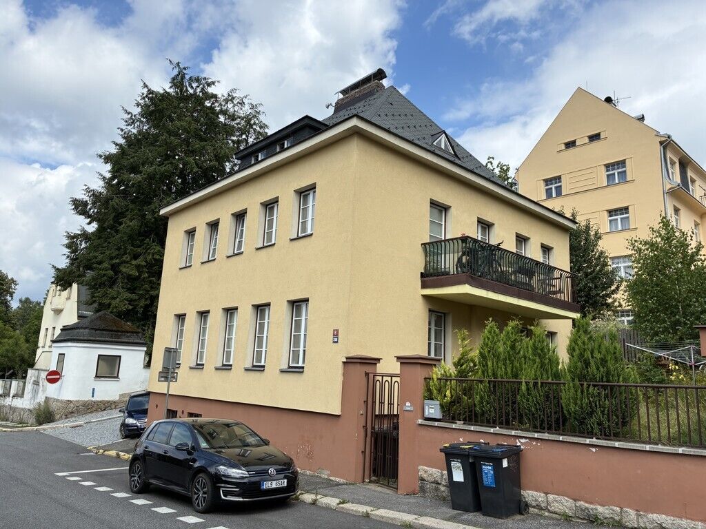 Prodej prvorepublikové vily se třemi byty po rekonstrukci a garáží v Jablonci nad Nisou-ul. Korejská