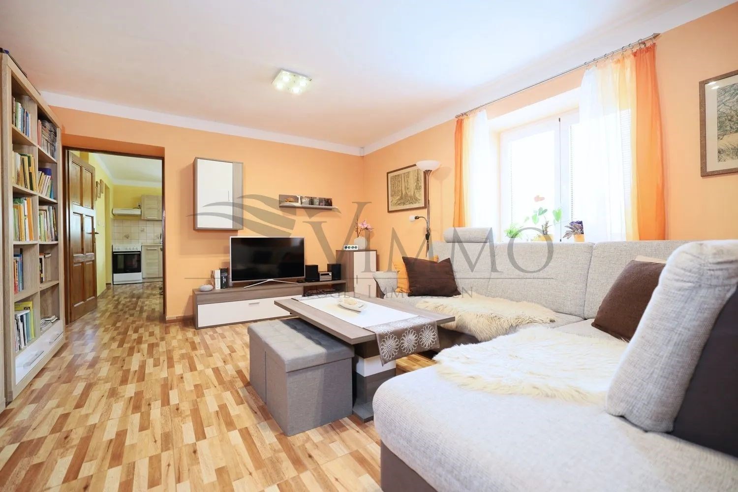 obývací pokoj s dřevěná podlaha, přirozené světlo, korunní formování, televize, a krb