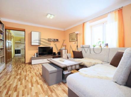 obývací pokoj s dřevěná podlaha, přirozené světlo, korunní formování, televize, a krb | Prodej - chata/rekreační objekt, 412 m²