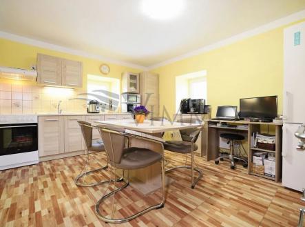 kuchyně s dřevěná podlaha, backsplash, televize, deformace, a digestoř | Prodej - chata/rekreační objekt, 412 m²