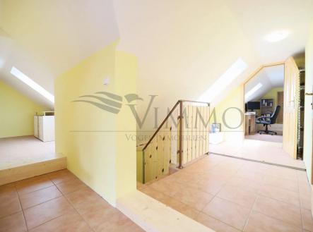 hala-chodba s klenutý strop, světlík, nízký strop, a kachličková podlaha | Prodej - chata/rekreační objekt, 412 m²