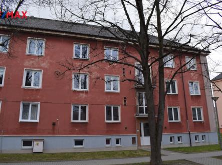 Pohled na dům vstup z ulice | Prodej bytu, 2+kk, 58 m²
