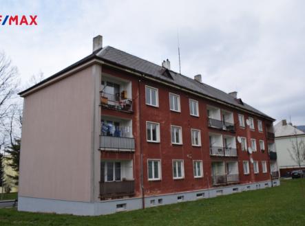 Pohled na dům zezadu, zateplená stěna | Prodej bytu, 2+kk, 58 m²