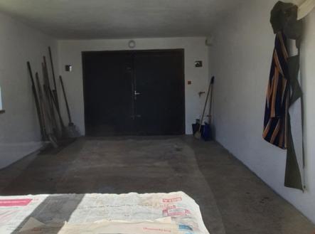 Pohled z garáže k vratům | Pronájem - malý objekt/garáž