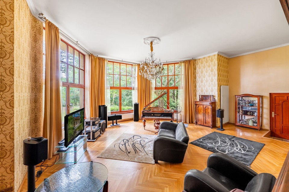 Prodej rodinné vily (470m2) a menšího domu (220m2), pozemek 3993 m2, Unhošť