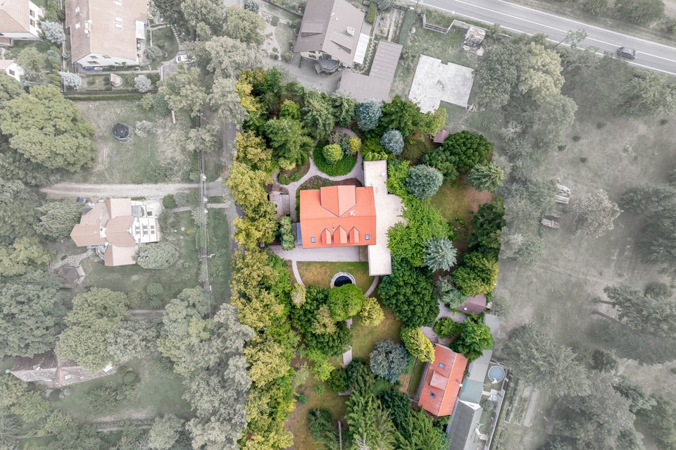 Prodej rodinné vily (470m2) a menšího domu (220m2), pozemek 3993 m2, Unhošť