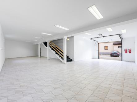 Pronájem - kanceláře, 341 m²