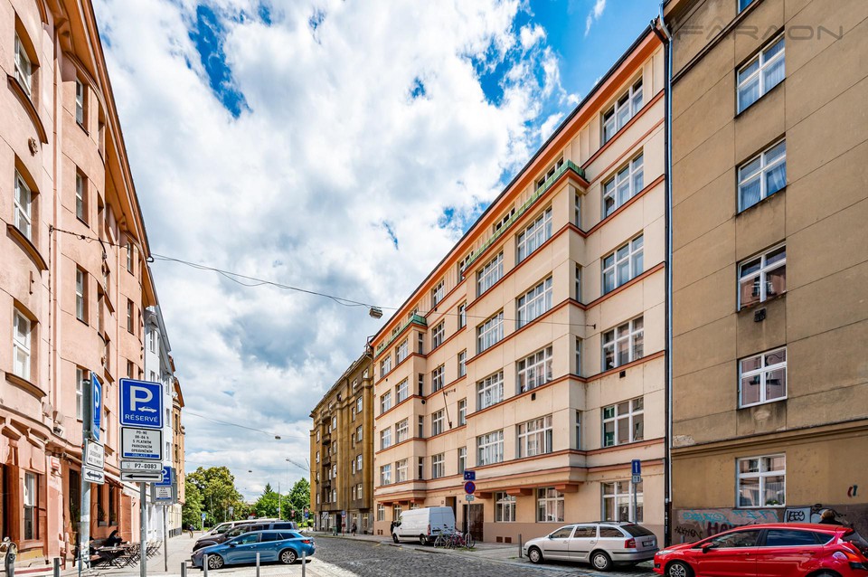 REZERVACE - Stylový půdní byt 2+kk, 63 m2, terasa 5 m2, Heřmanova, Praha 7-Holešovice