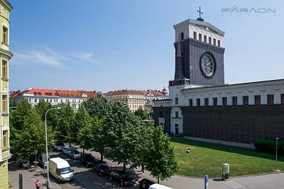 Pronájem vybaveného bytu 4+kk s balkonem,(142m2) parkovací stání náměstí Jiřího z Poděbrad, Praha Vi