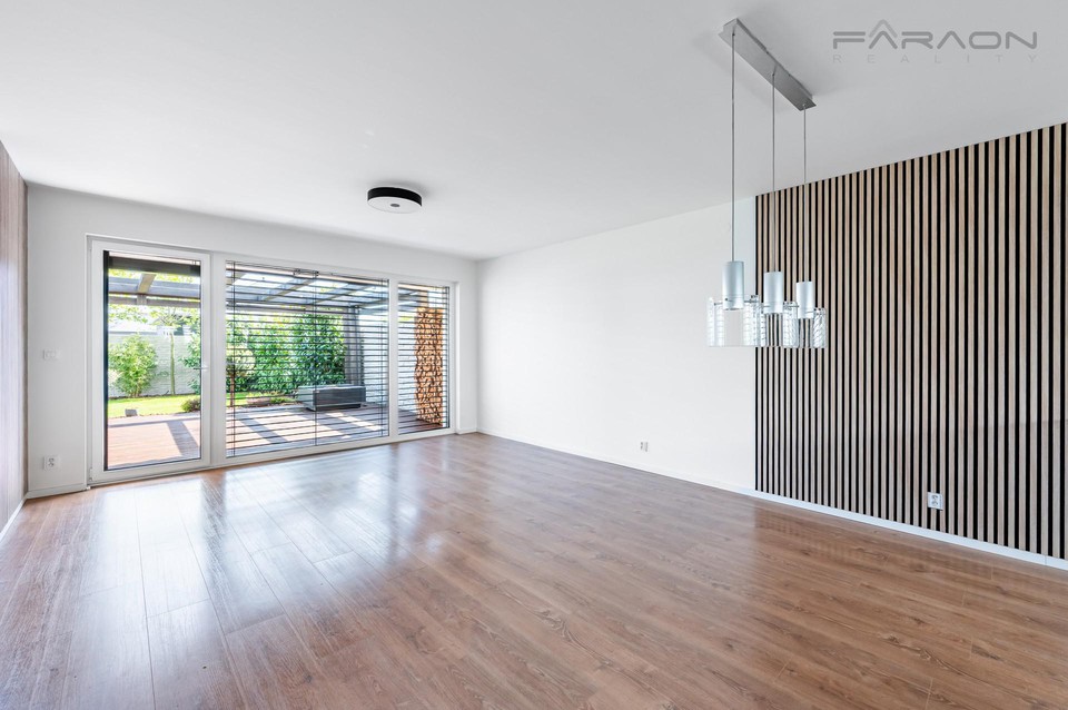 Prodej moderního nízkoenergetického domu (B) 161,6m2 s bazénem a dvěma terasami, Vestec u Prahy