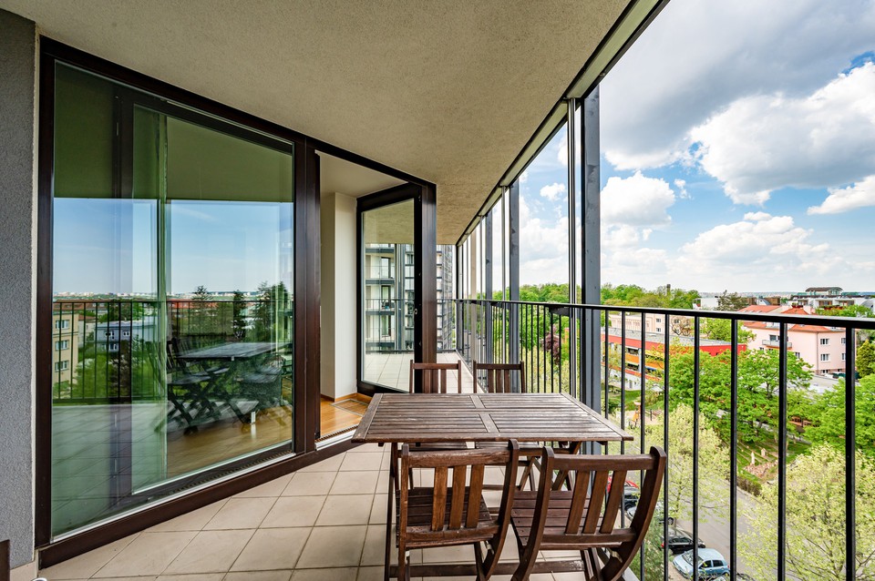 REZERVACE. Pronájem bytu 3+kk (94 m2) s terasou 42 m2 v residenci Central Park na Praze 3