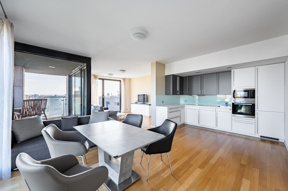  Pronájem luxusního vybaveného bytu 3+kk (106,5m2), 2 parkovací mísa, terasa, Rezidence Kavčí Hory, 