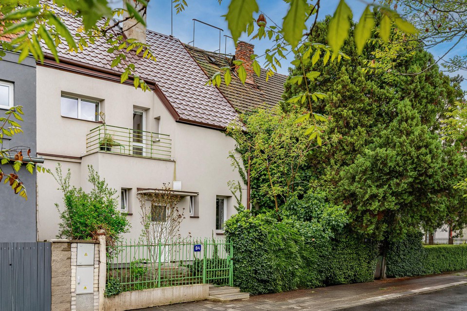 Prodej řadového cihlového domu, 3+1, 100 m² + půda s potenciálem vestavby – Praha 4, Záběhlice