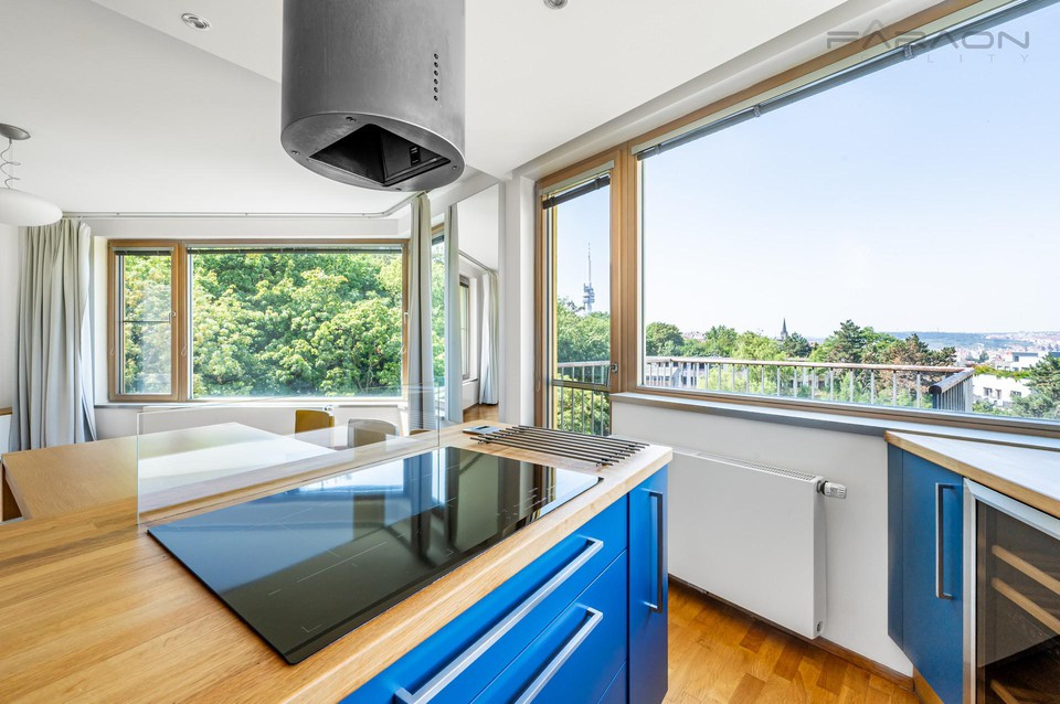 REZERVACE. Prodej slunného bytu 4+kk (125,8m2), dva balkony, parkovací místo, Jeseniova, Praha 3