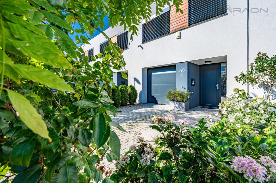 Prodej rodinného domu 4+kk, terasa, garáž (136 m²), pozemek 164 m², Praha 4 - Újezd u Průhonic