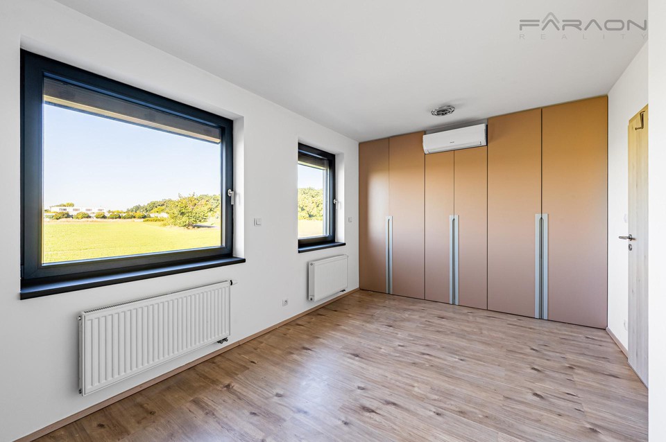 Prodej rodinného domu 4+kk, terasa, garáž (136 m²), pozemek 164 m², Praha 4 - Újezd u Průhonic