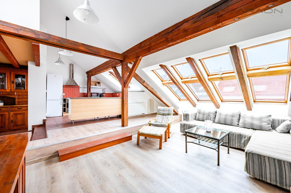 Zařízený mezonetový byt 3+kk, 132 m2 + terasa 12 m2, Praha 3, Čajkovského ul.