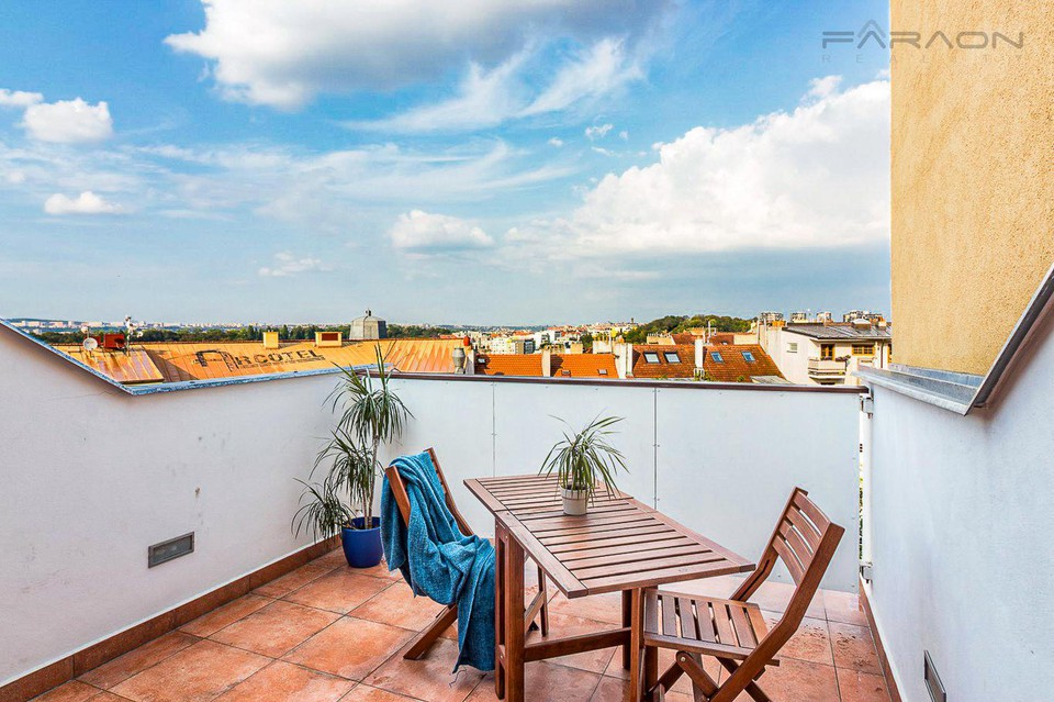 Zařízený mezonetový byt 3+kk, 132 m2 + terasa 12 m2, Praha 3, Čajkovského ul.