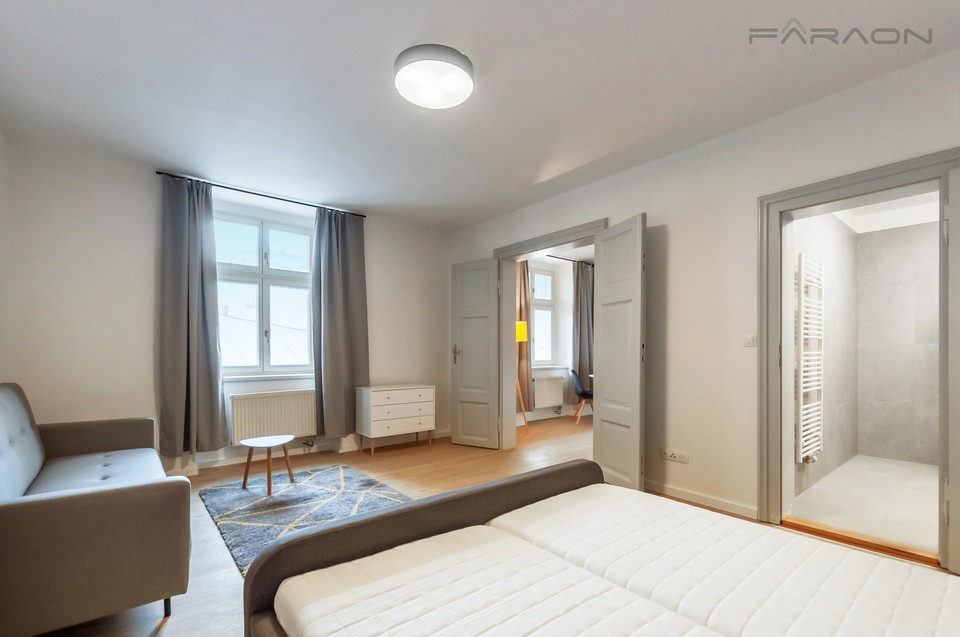 Pronájem zařízeného bytu 2+kk, 45 m2, na Karlínském náměstí, Praha 8