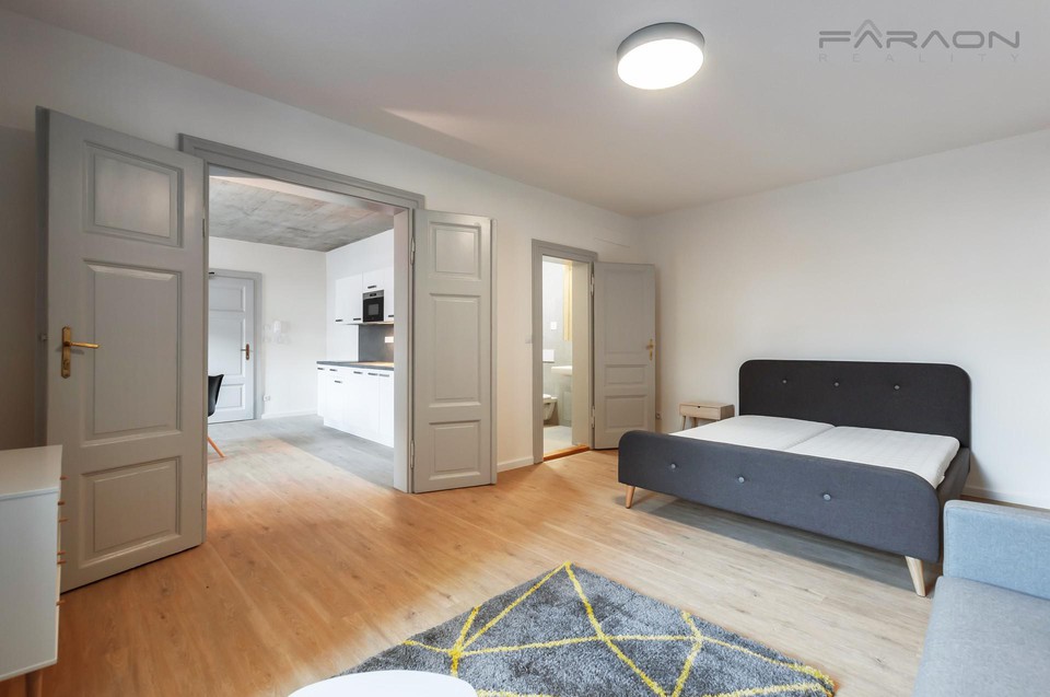 Pronájem zařízeného bytu 2+kk, 45 m2, na Karlínském náměstí, Praha 8