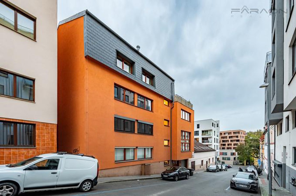 Prodej podzemního garážového stání na Praze 5 - Košíře